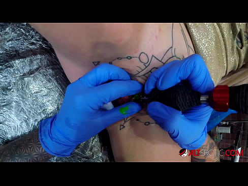 ❤️ Keçika pir tattookirî Sully Savage tattooek li ser klîtorê xwe kir. ❤️❌ Porno fb li ku.porn-tub-sexer.ru ❌️❤